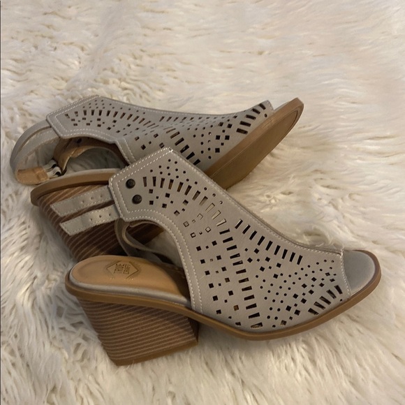 True Craft Shoes - True Craft light gray  Heels with Laser-Cut Design BNWOT size 9.5 see all photos
